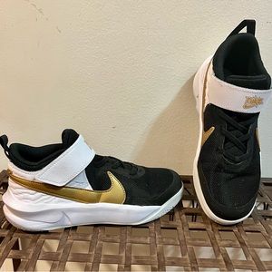 EUC Nike Team Hustle D10 Kids' Shoes; size Y 2.5